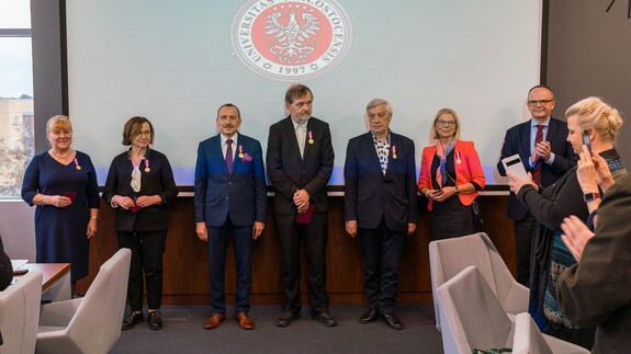 Rektor UwB wręcza medale zasłużonym pracownikom Uniwersytetu w Białymstoku (Fot. UwB)