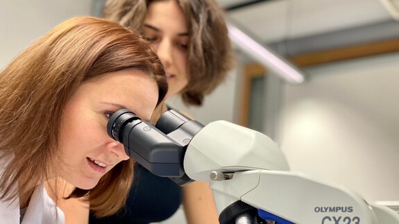 Dr Urszula Czyżewska pracująca z mikroskopem optycznym