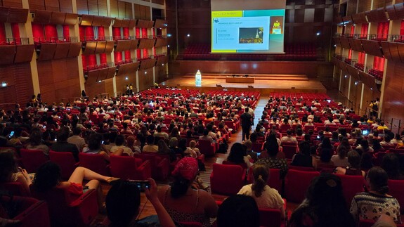 gł&oacute;wna sala centrum konferencyjnego Lingotto zlokalizowana w historycznej fabryce Fiata w Turynie