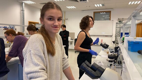 Uczennica ZSR w czasie zajęć laboratoryjnych w Katedrze Mikrobiologii i Biotechnologii
