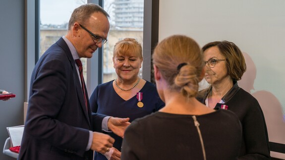 Rektor UwB wręcza medale zasłużonym pracownikom Uniwersytetu w Białymstoku (Fot. UwB)