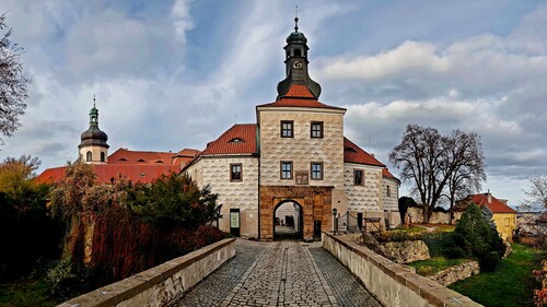 1.	Brama główna zamku zarządzanego przez Czech University of Life Sciences w Pradze